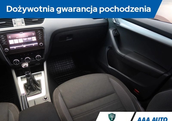 Skoda Octavia cena 48000 przebieg: 170565, rok produkcji 2018 z Grybów małe 191